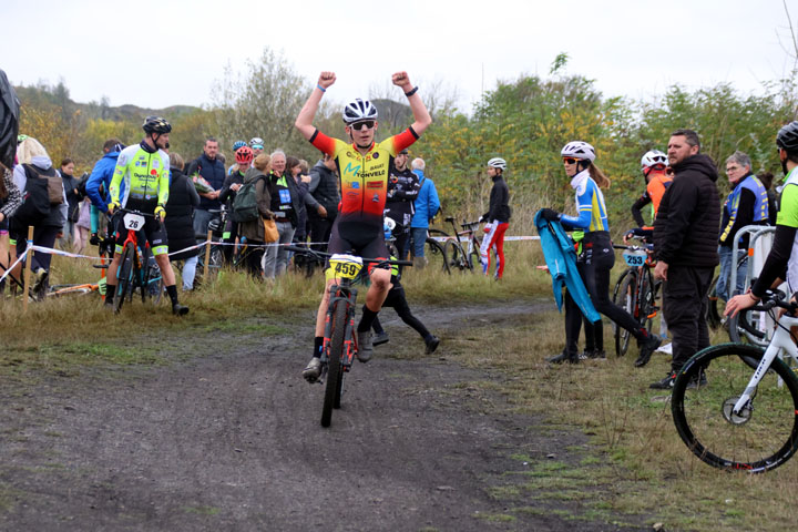 Cyclo cross VTT UFOLEP d’Hénin Beaumont ( Terril 89 105 ) ( Minimes Cadets Féminines )